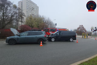 Wypadek karawanu wiozącego trumnę z ciałem. Szok w Warszawie