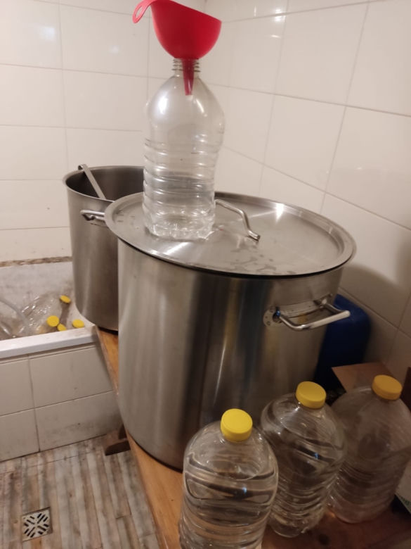 Straż graniczna uderzyła w bimbrowników. Skonfiskowali tysiące litrów alkoholu
