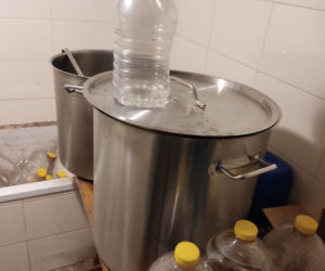 Straż graniczna uderzyła w bimbrowników. Skonfiskowali tysiące litrów alkoholu