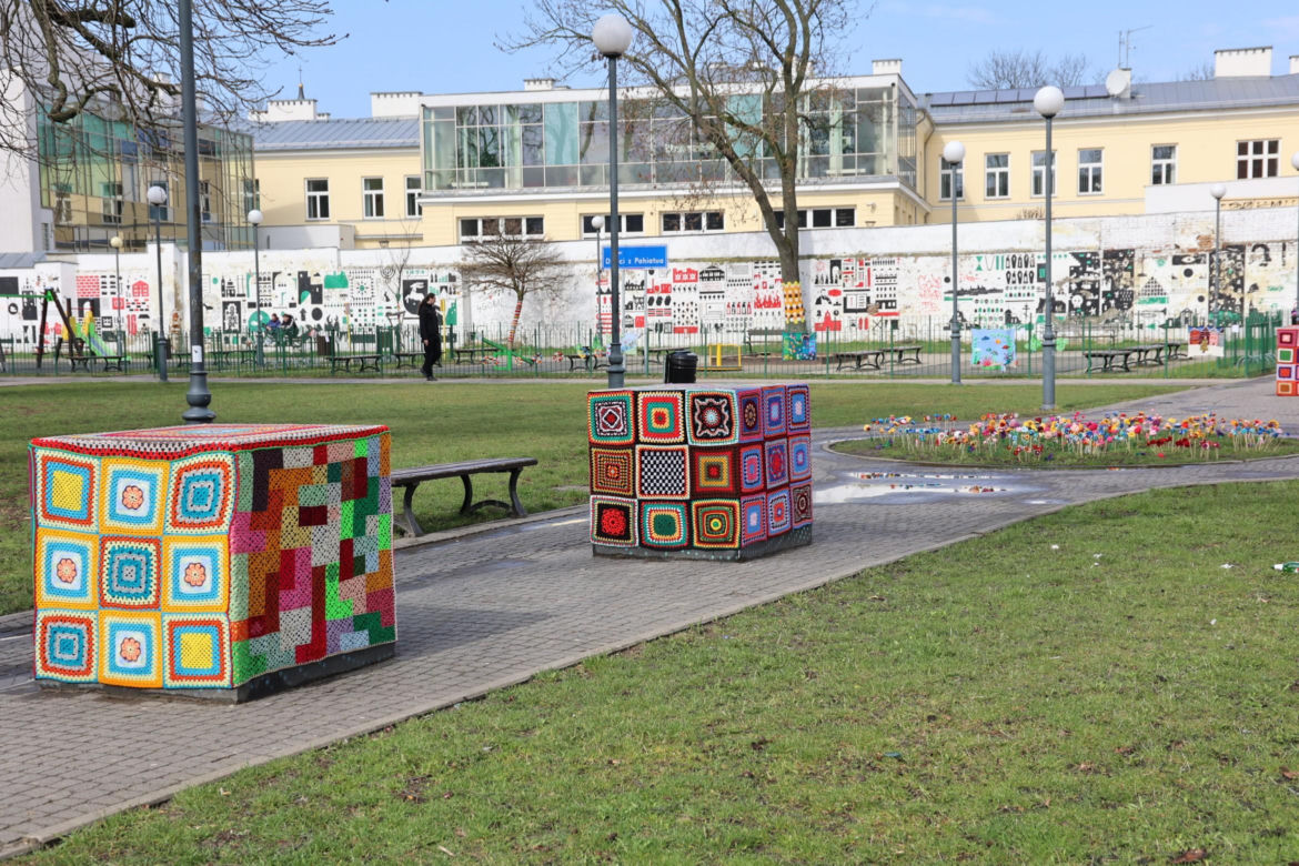 Kolorowe instalacje opanowały Lublin. Tak „Otulanie włóczką” świętuje swoje 10. urodziny!