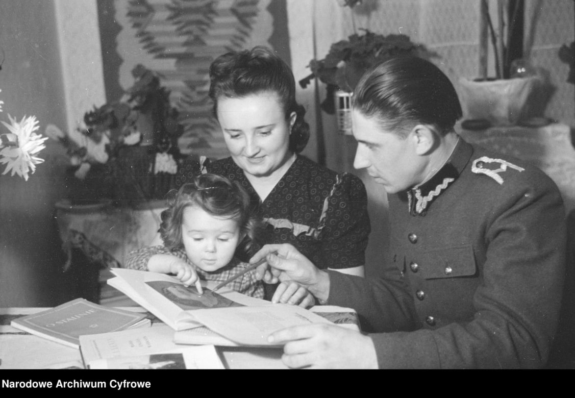 QUIZ PRL. „Jutro będzie futro!” Powiedzenia naszych rodziców, które ukształtowały Polaków z pokolenia PRL-u