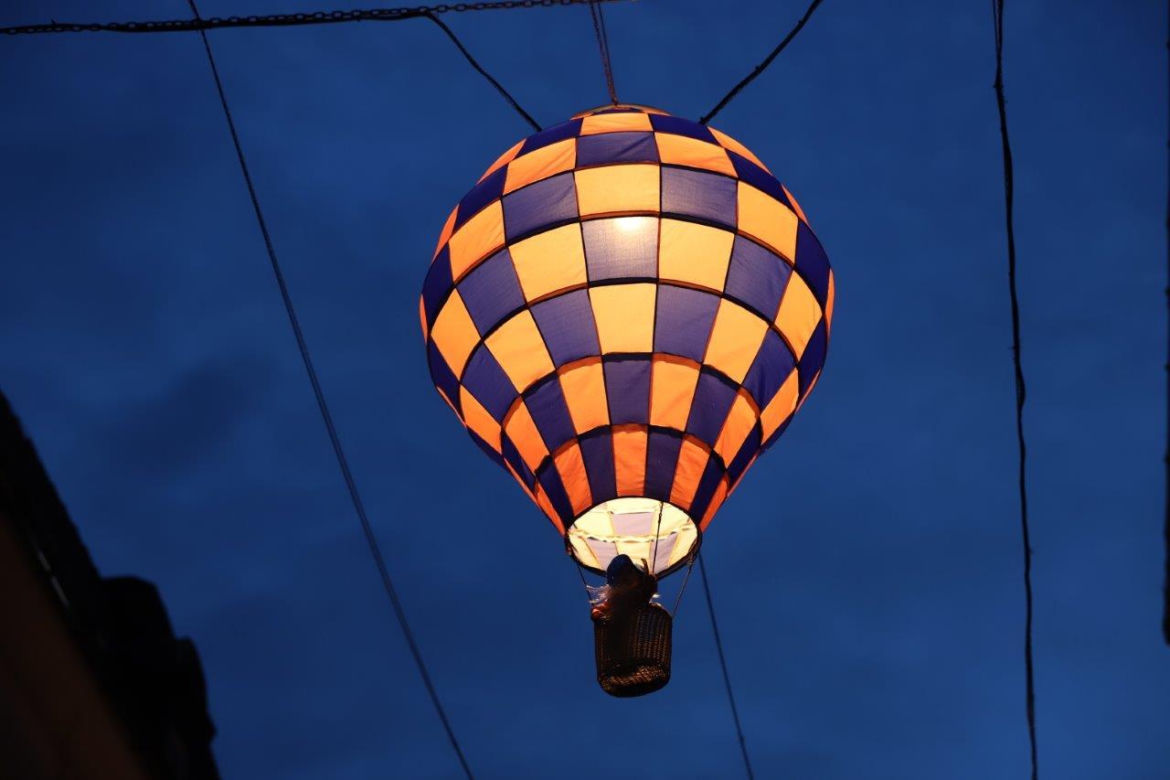 Kolorowe balony z podróżnikami w koszykach nową atrakcją w centrum Pszczyny