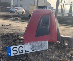 Wjechał obrzydliwie drogim autem pod pociąg. 50-latek ominął rogatki! Została tylko rejestracja
