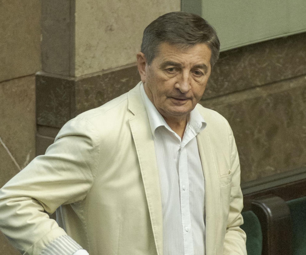 Marek Kuchciński w jasnej marynarce i białej koszuli. O aferze samolotowej byłego marszałka przeczytasz na SE.