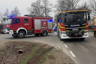 Do niebezpiecznego wypadku doszło dziś (w czwartek, 18 grudnia) po godz. 13.00 w miejscowości Pieńki na drodze wojewódzkiej nr 698. Zderzyły się tam dwa samochody osobowe.