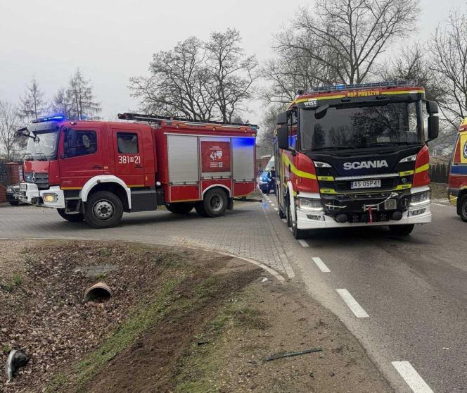 Do niebezpiecznego wypadku doszło dziś (w czwartek, 18 grudnia) po godz. 13.00 w miejscowości Pieńki na drodze wojewódzkiej nr 698. Zderzyły się tam dwa samochody osobowe.