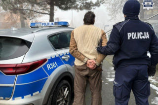 Niecodzienny incydent w szkole w Warszowicach. 53-latek z Czech wybił szyby i… zasnął w środku