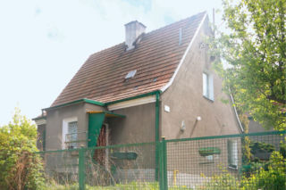 Dach o kącie 57 stopni był wyzwaniem, 40 cm izolacji i dębowe deski. Tak dziś wygląda gdański dom z lat 30. po generalnym remoncie
