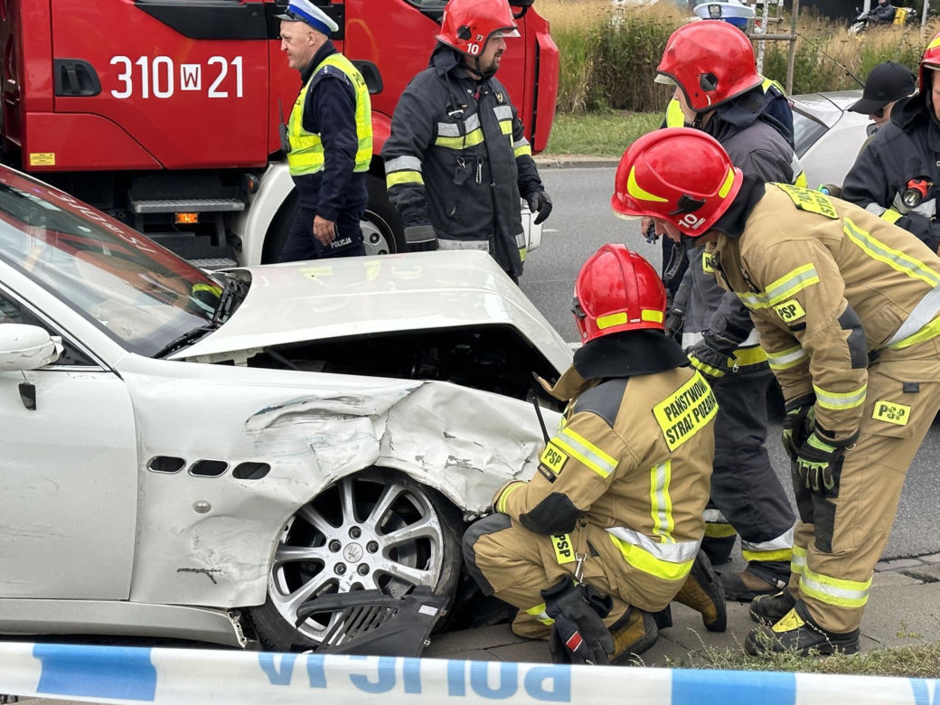 Pościg ulicami Warszawy. Wariat z promilami za kółkiem zmasakrował kilka pojazdów. Dwie osoby ranne