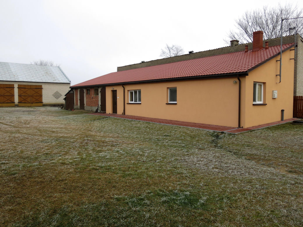 powiesił rodziców, potem siebie.