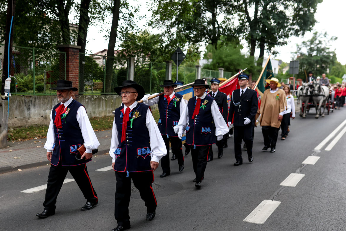 Korowód dożynkowy w Kostuchnie