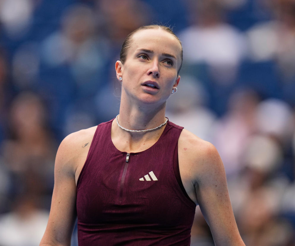 Tenisistka Elina Switolina w bordowym stroju sportowym. O jej głośnym rozwodzie z Monfilsem przeczytasz na SE.