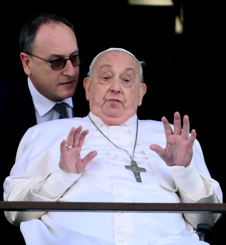 Papież Franciszek pokazał się publicznie. Ojciec Święty pozdrowił wiernych