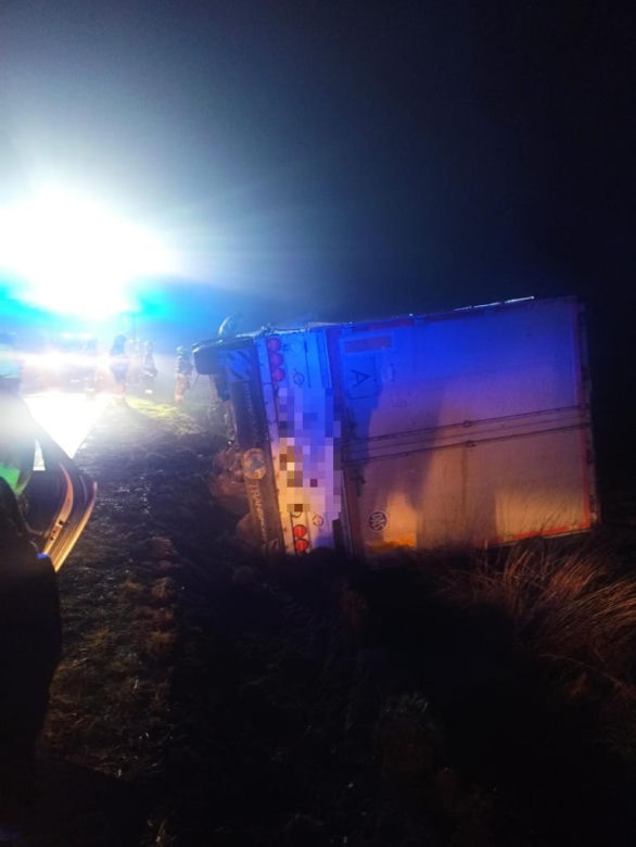 Tir w rowie, jego kierowca kompletnie pijany. Zdarzenie na DK 36 w powiecie rawickim