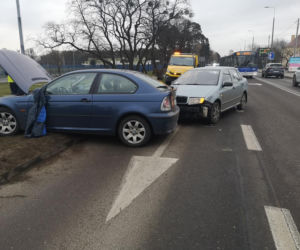 Zderzenie dwóch osobówek na ul. Nakielskiej w Bydgoszczy [ZDJĘCIA]