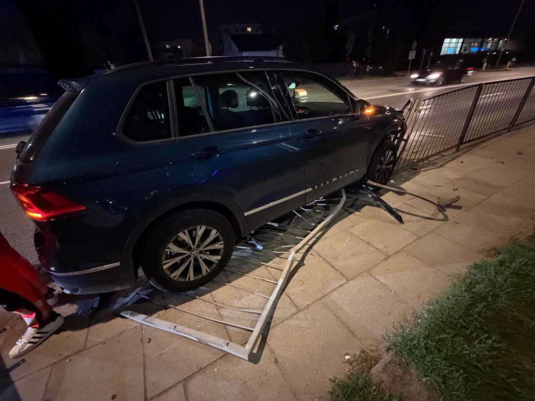 Moja jazda też mnie przeraża". Po kolizji naklejka na aucie powiedziała wszystko o kierowcy