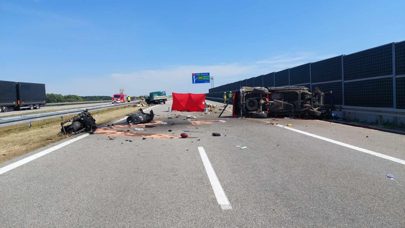 Pickup koziołkował na autostradzie. Straszne skutki zderzenia z busem