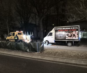 Odholowano antyaborcyjną furgonetkę
