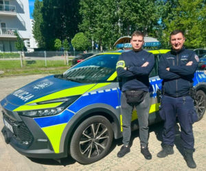 Niebezpieczny incydent pod komisariatem na Pomorzu! 18-latek nagle osunął się na chodnik i zaczął się trząść