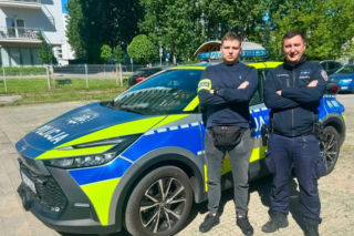 Niebezpieczny incydent pod komisariatem na Pomorzu! 18-latek nagle osunął się na chodnik i zaczął się trząść