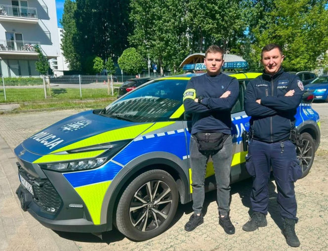 Niebezpieczny incydent pod komisariatem na Pomorzu! 18-latek nagle osunął się na chodnik i zaczął się trząść
