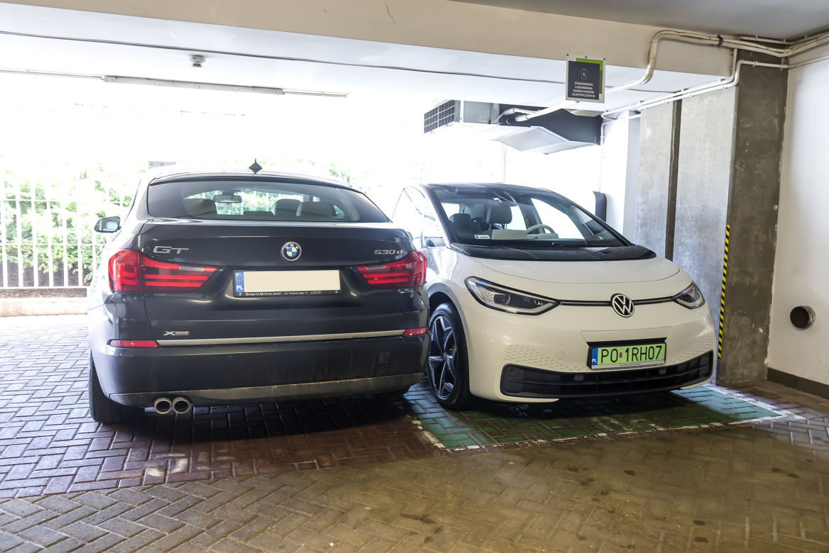 Miejsce parkingowe dla samochodów elektrycznych