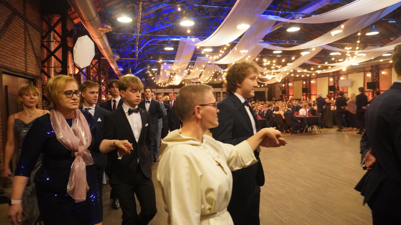 Studniówka w V Liceum Ogólnokształcącym w Krakowie. Tak bawili się uczniowie drugiej szkoły w Polsce! 