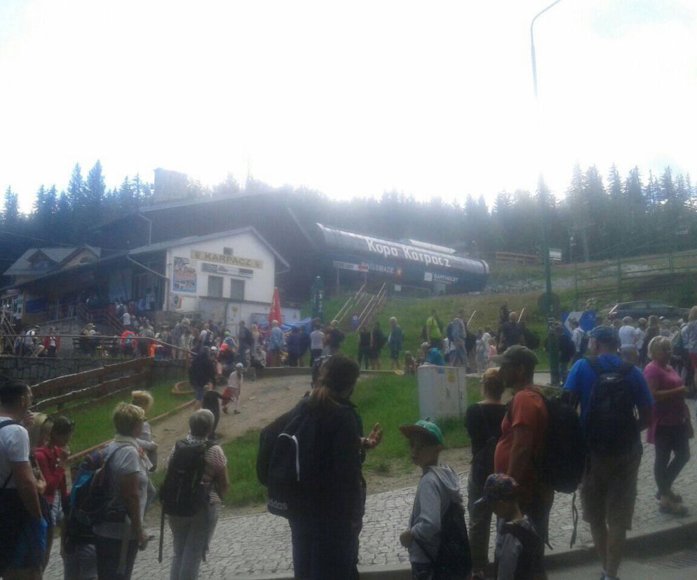 Śnieżka, Karkonosze. Szturm turystów! Nikt nie przestrzega zasad?