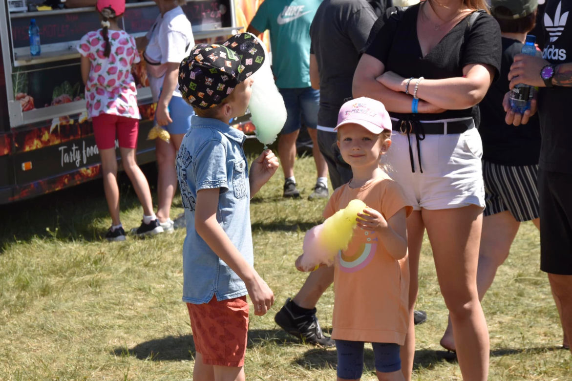 Rodzinny Piknik Lotniczy w Gryźlinach 2023. Lotnicy-akrobaci zachwycili publiczność