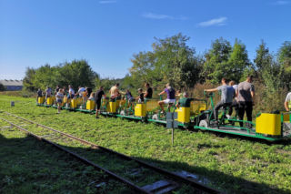 Jedyna taka atrakcja w Świętokrzyskiem. Odkryj drezyny rowerowe, które same jadą pod górkę