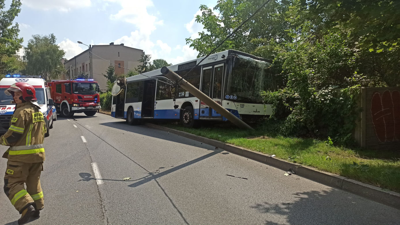 Wypadek autobusu w Katowicach. Zderzył się z samochodem osobowym