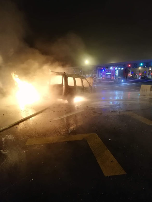 Pożar samochodu na bramkach w Karwianach