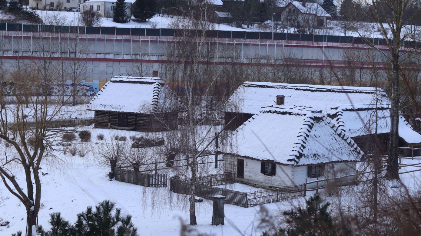 Cicho i wszędzie biało. Tak prezentuje się skansen w Lublinie w zimowej odsłonie! [GALERIA]