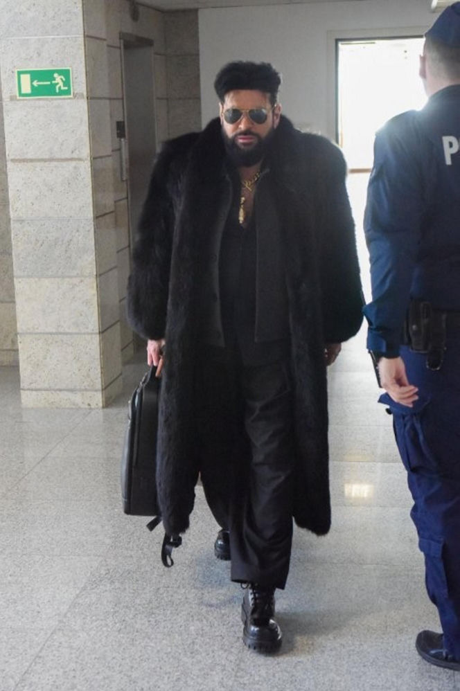 Krzysztof Rutkowski w futrze w sądzie