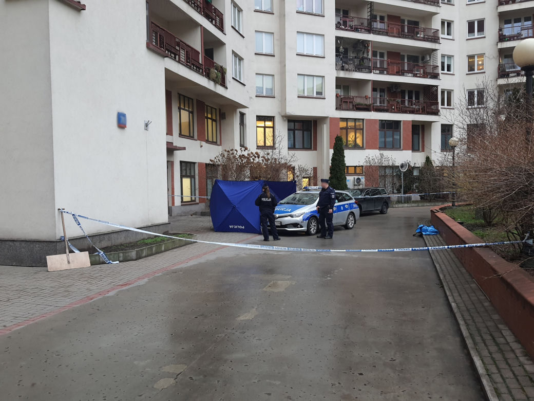 Kolejna makabra w Warszawie. Zwłoki mężczyzny na chodniku, co tam się stało?