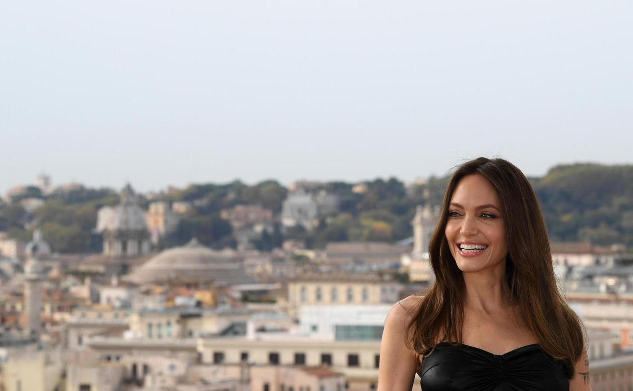 Angelina Jolie kończy 50 lat! Zobacz, jak się zmieniała