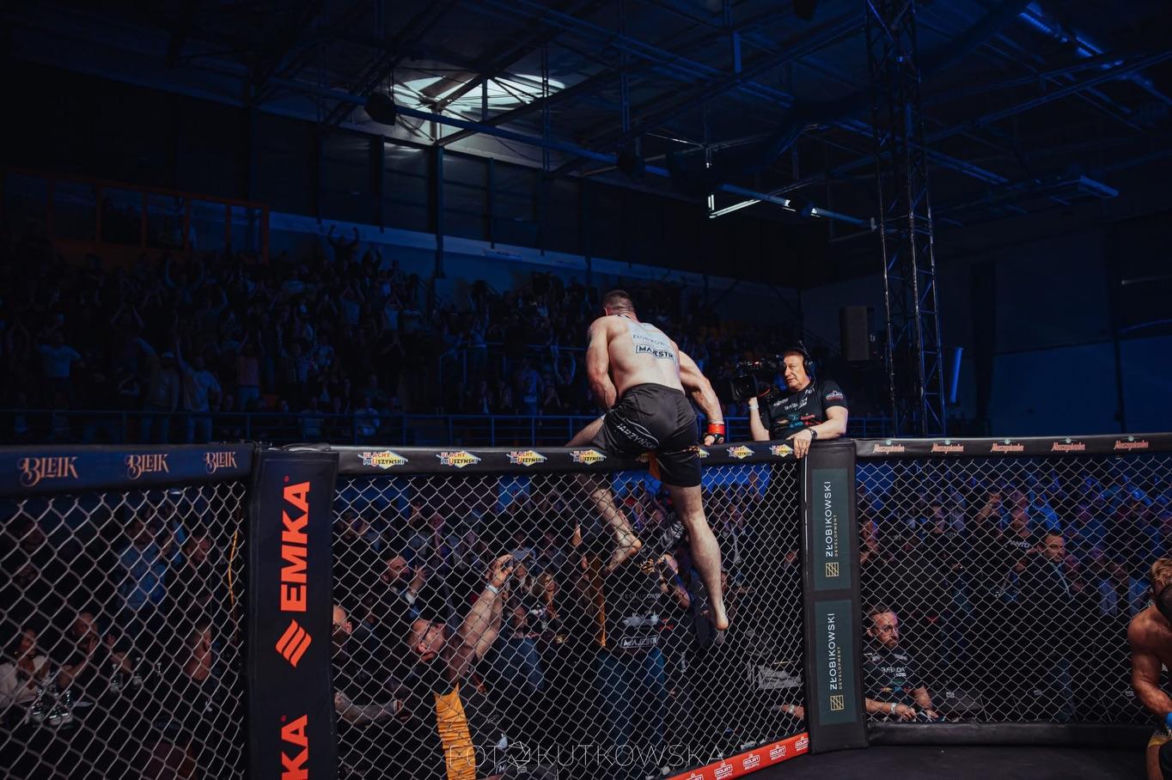 Szymon Kołecki mistrzem Babilon MMA