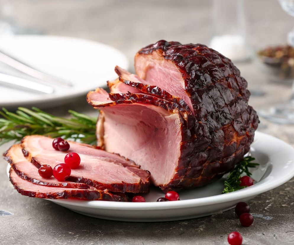 Świąteczną szynkę piekę według tego przepisu. Zachwyca aromatem i pysznym smakiem 