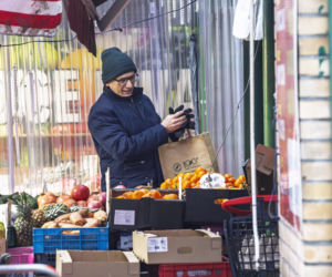 Senator Krzysztof Kwiatkowski na zakupach
