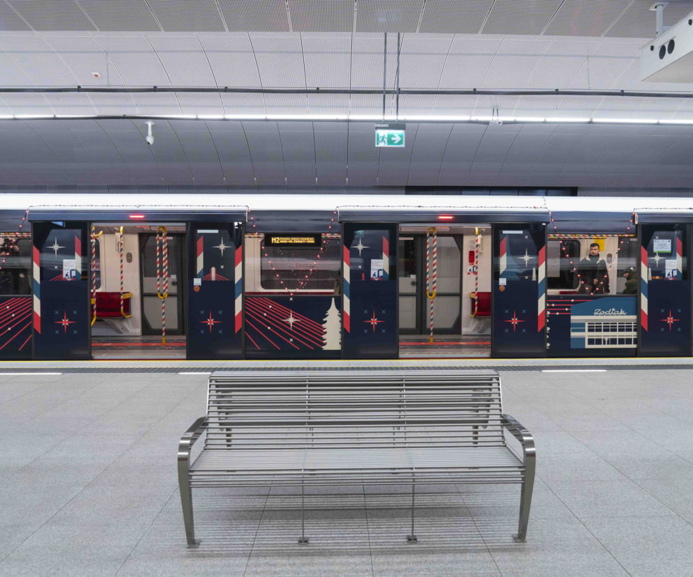 Świąteczny skład metra na linii M2