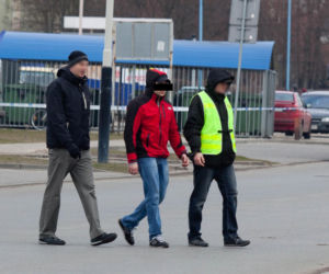 Wepchnęli Piotra pod autobus z zemsty. Tragedia w Pabianicach