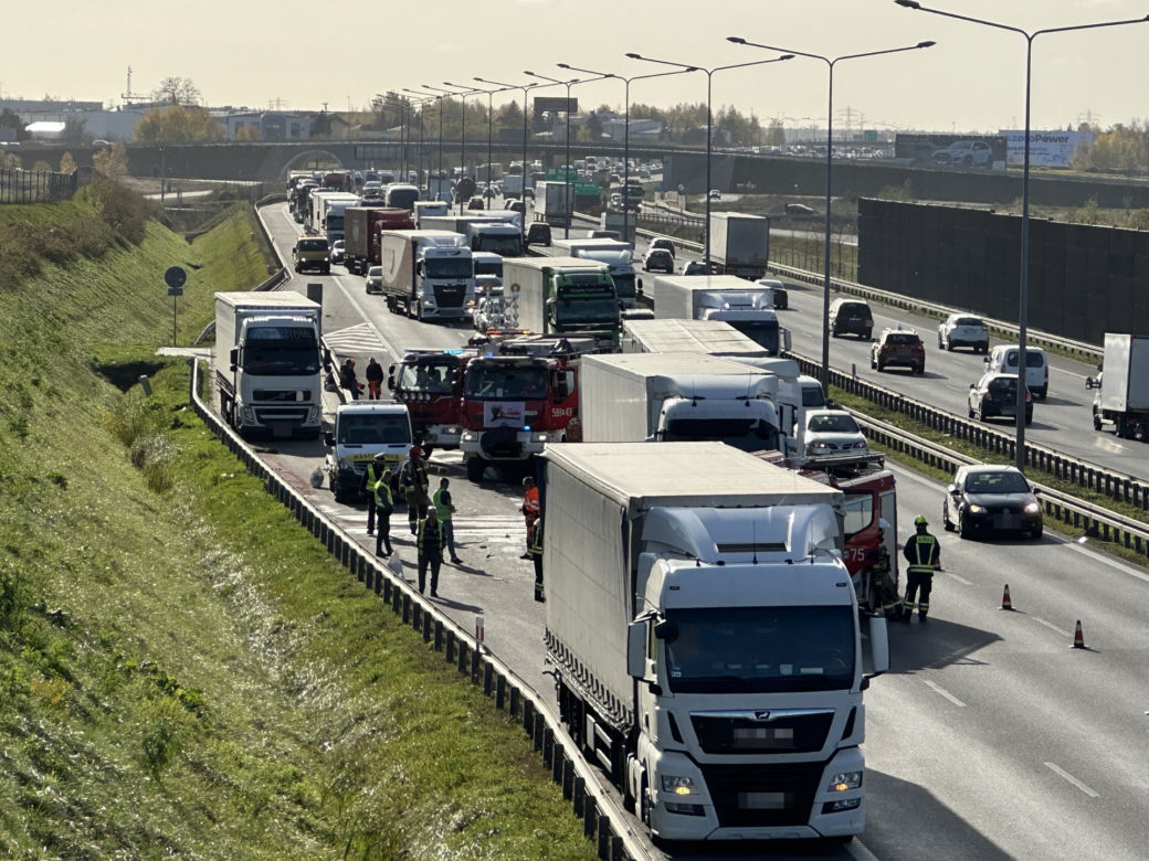 Szoferka kompletnie zmiażdżona, a kierowca wyszedł bez szwanku. Niesamowity wypadek na S8