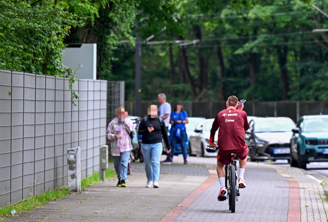 Piłkarze przyjechali na trening rowerami. Skorupski się zgubił