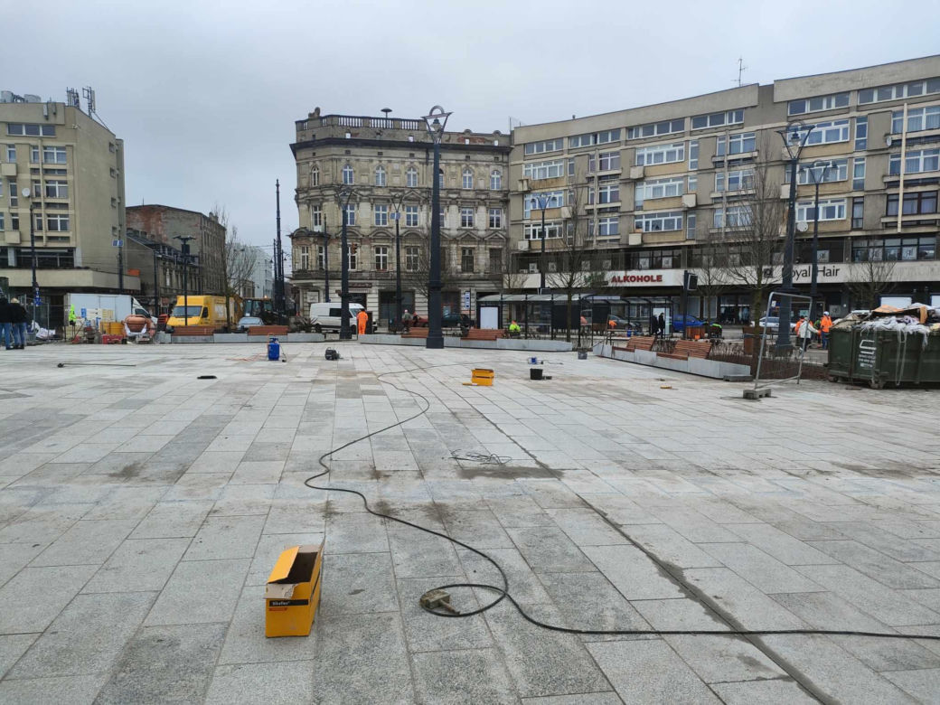 Plac wolności kilka dni przed otwarciem! Już odwiedzają go pierwsi łodzianie [ZDJĘCIA]