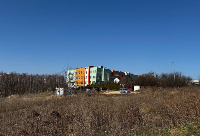 Rolnik sprzedał ziemię deweloperowi. Powstaną bloki. Mieszkańcy protestują