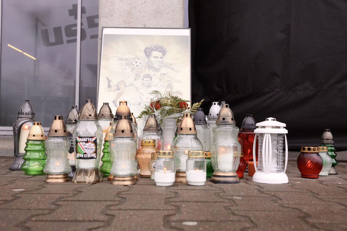 Legia żegna Lucjana Brychczego. Znicze pod stadionem
