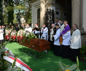 Kraków. Pogrzeb ks. Z. Sochackiego. Prezydent A. Duda odznaczył go orderem 