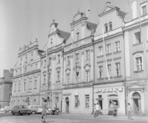Zabytkowe kamienice przy Rynku. Na ulicy samochód Fiat 125 p