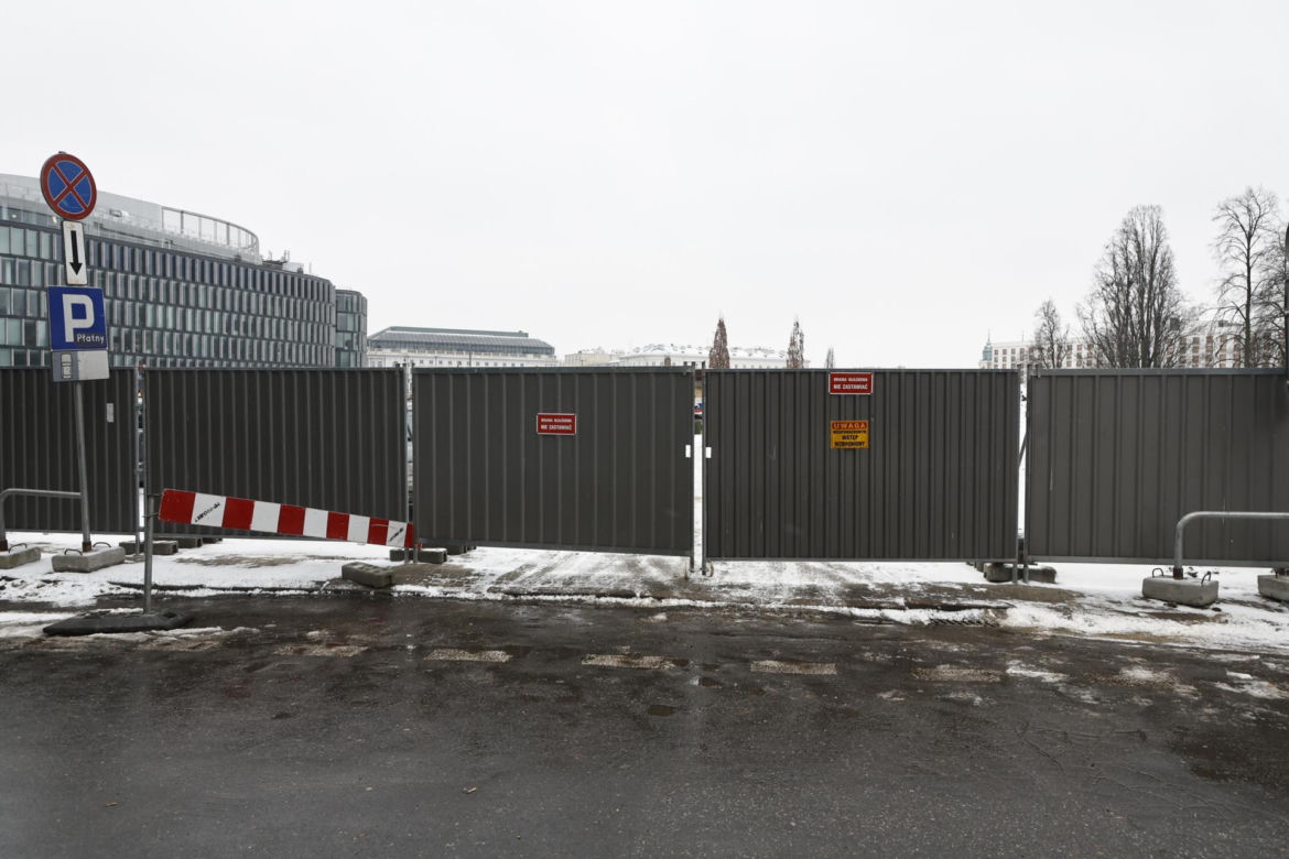 Rzeź drzew w parku w centrum Warszawy. Przygnębiający widok przed odbudową Pałacu Saskiego