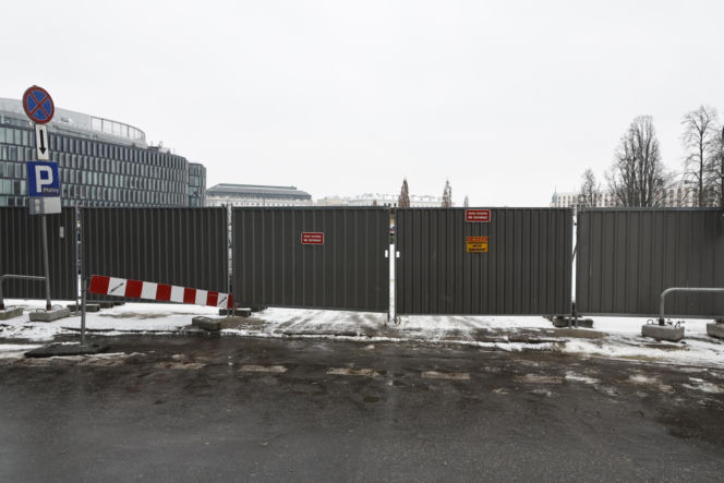 Rzeź drzew w parku w centrum Warszawy. Przygnębiający widok przed odbudową Pałacu Saskiego